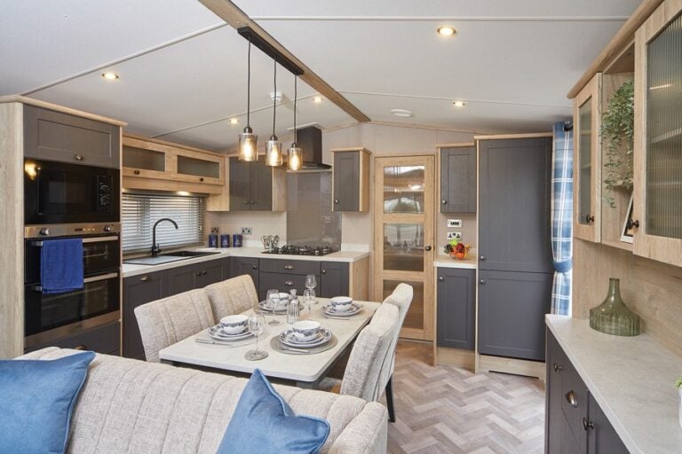 redwood-dining-kitchen-2