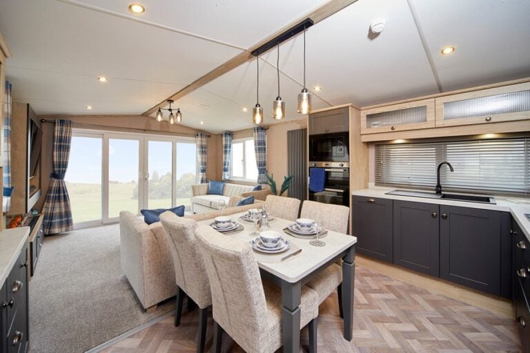 redwood-dining-kitchen